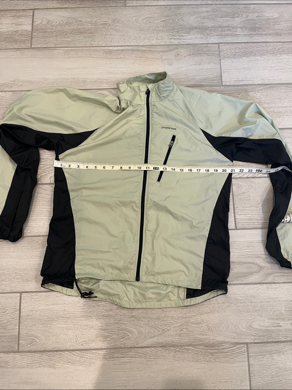 Patagonia Light Green and Black Men's Windbreaker Jacket - Picture 9 of 9